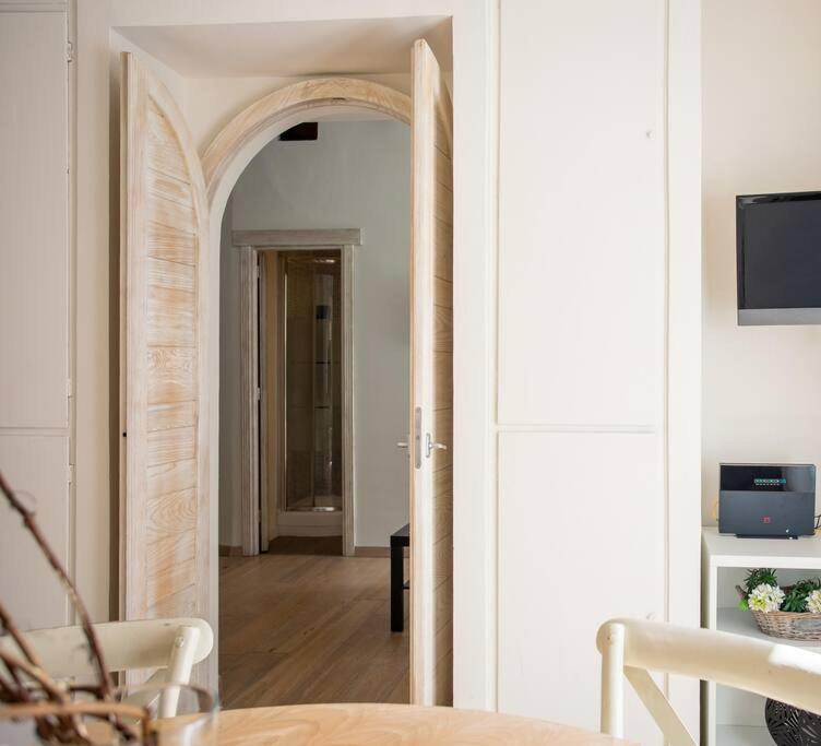 Myrentalinn - - Trastevere Arch Rom