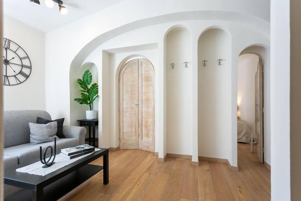 Myrentalinn - - Trastevere Arch * Rom
