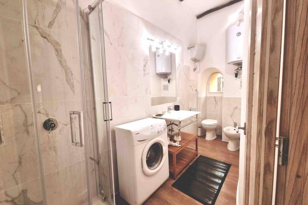 Myrentalinn - - Trastevere Arch * Rome